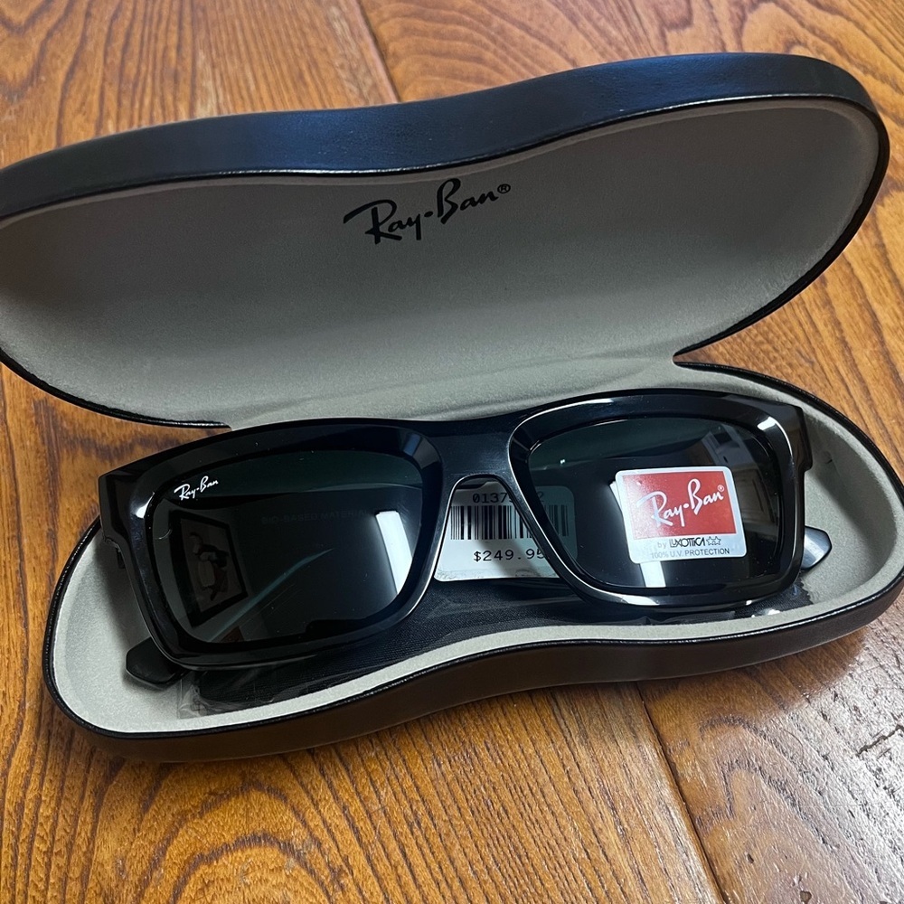 Ray Ban “Warren” with tags
